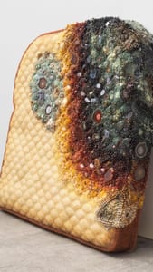 Kathleen Ryan es una artista y escultora contemporánea que transforma objetos cotidianos en monumentales obras de arte. 
