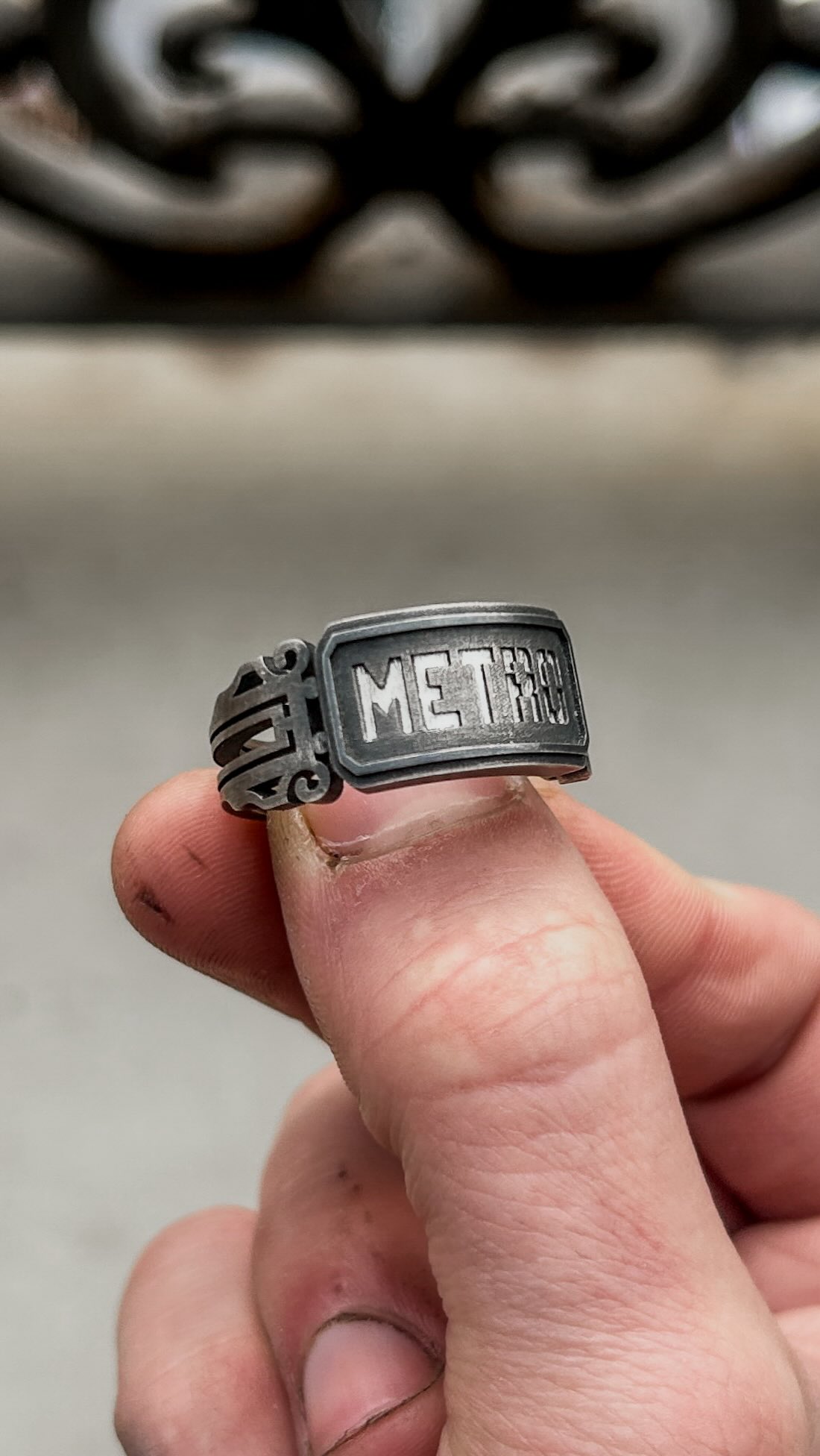 METRO
Hecho en plata de ley oxidada
A la venta en ivanlamark.com