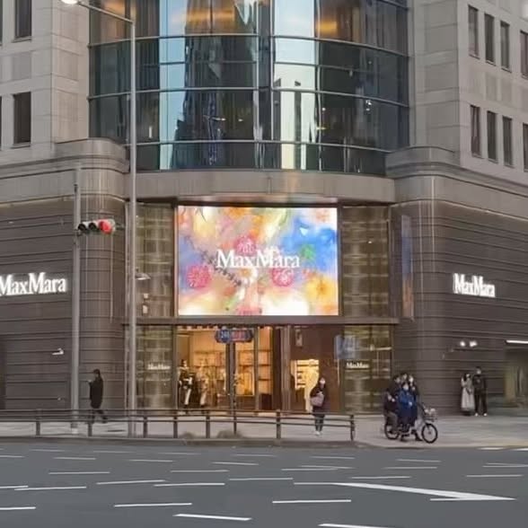 My commission for @maxmara displays 🌷