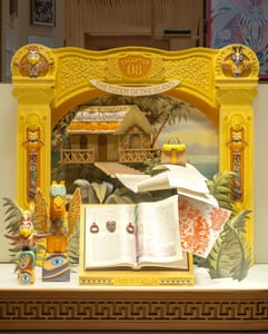 Venture beyond
“Traveling on pages” window display @hermes #hermeswindows