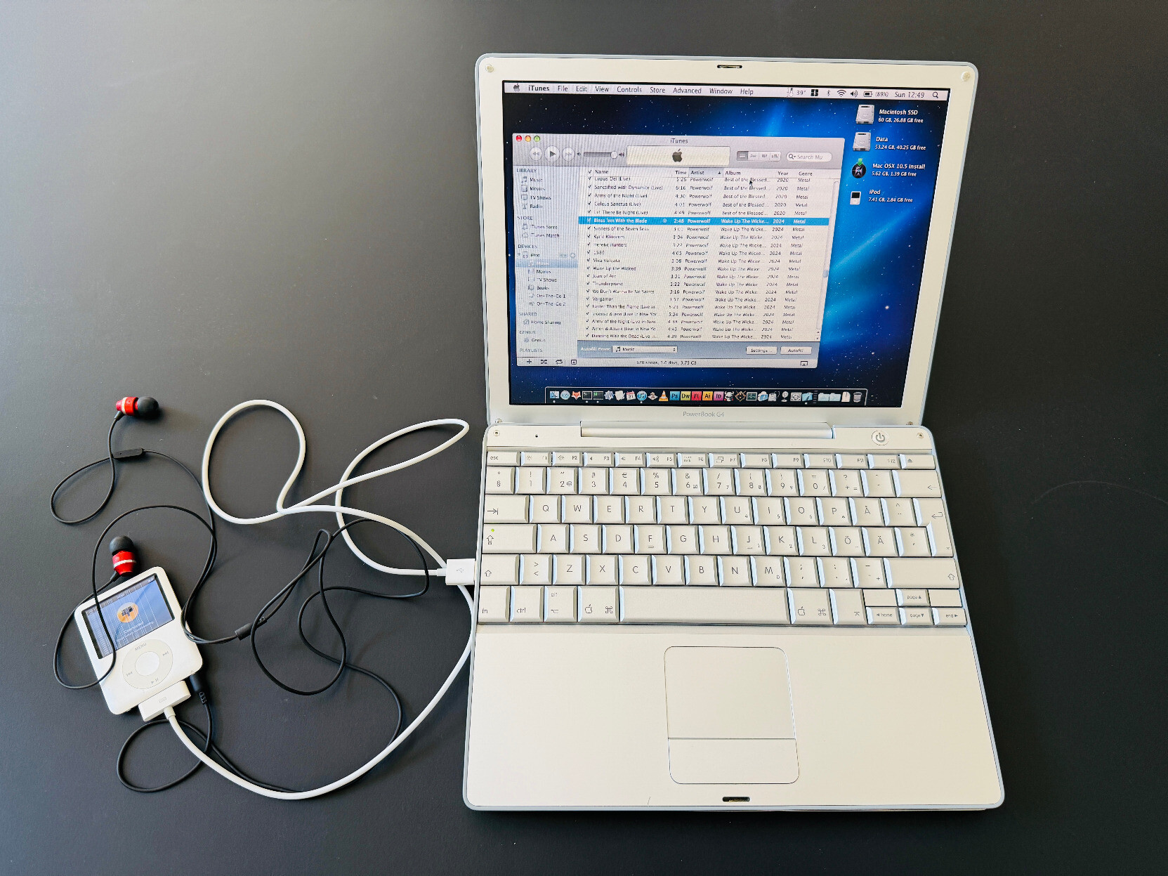 After some searching I found one of my old #iPods. The 3rd gen iPod nano. Could not find my older 4th gen iPod (ClickWheel). I could load new music from my Mac Studio with MacOS Tahoe directly to the iPod with the #apple music app and then manage the library on #iTunes on #OSX 10.5 Leopard on my 12" #Powerbook G4With a bad battery and even worse display I loaded up the #iPod with some #PowerMetal and headed out on a sunday walk. #VintageMac #Retrocomputing #PowerPC #PPC #Leopard #ipodnano