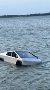 Melón Mustio nos prometió a toda la humanidad que sus Cybertrucks podían vadear el agua. Que la realidad no os impida se