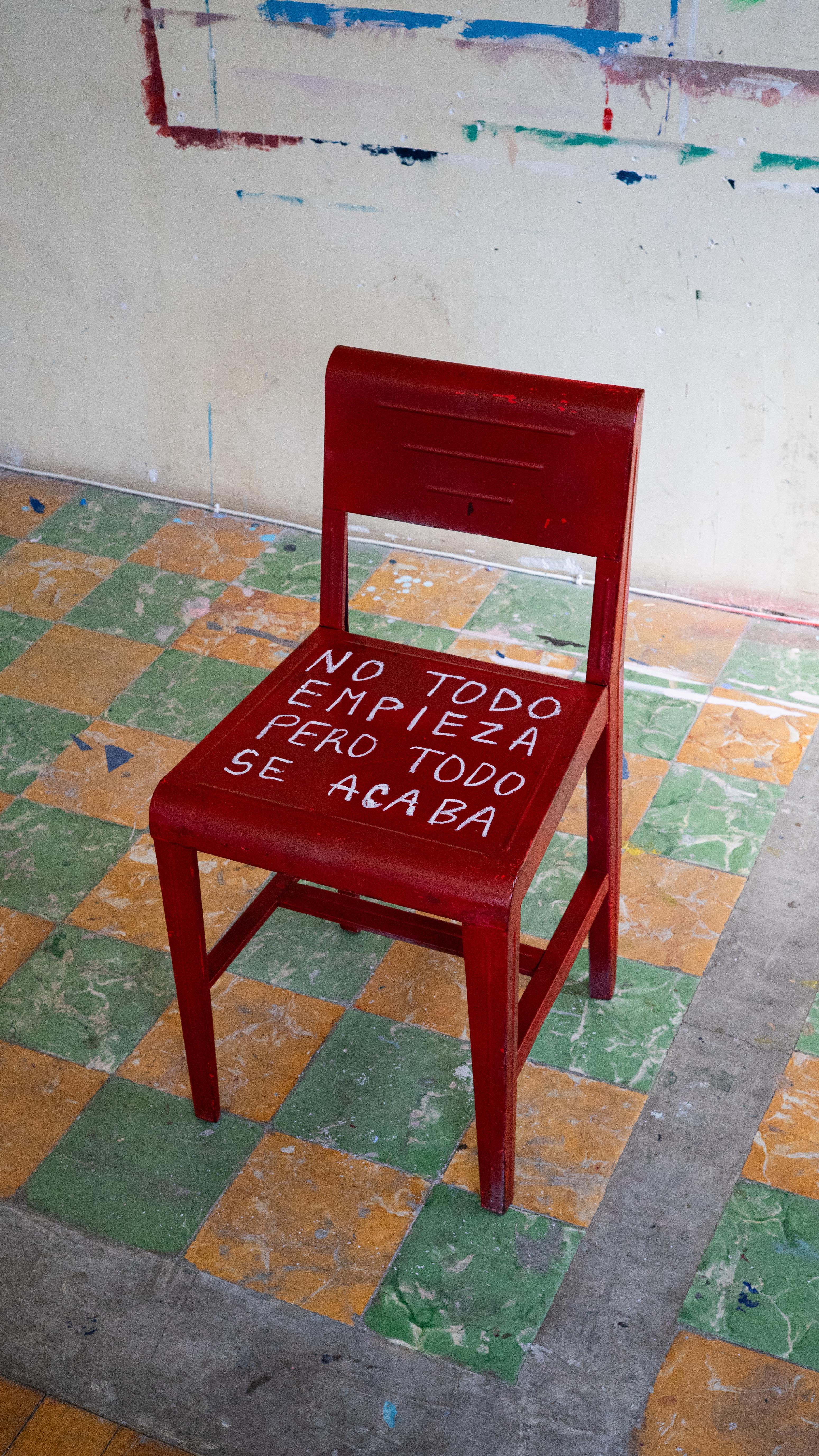 Fig. 1: “No todo empieza pero todo se acaba.” (Aerosol y crayón industrial sobre silla metálica)